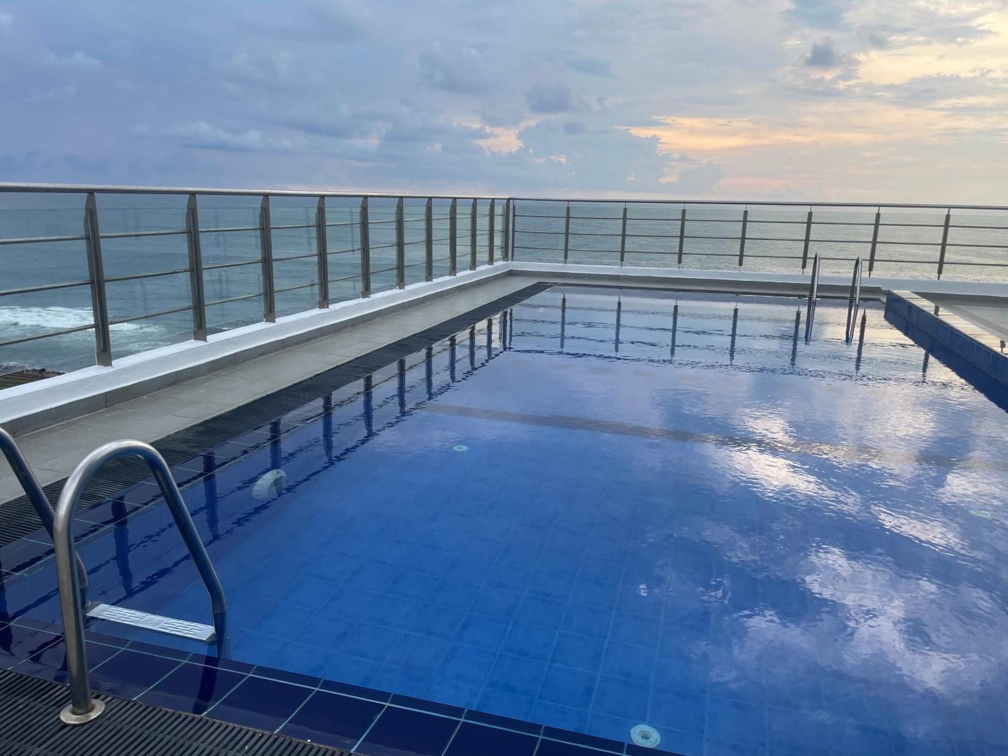 Next To An Indian Ocean Apartment Colombo Exterior photo